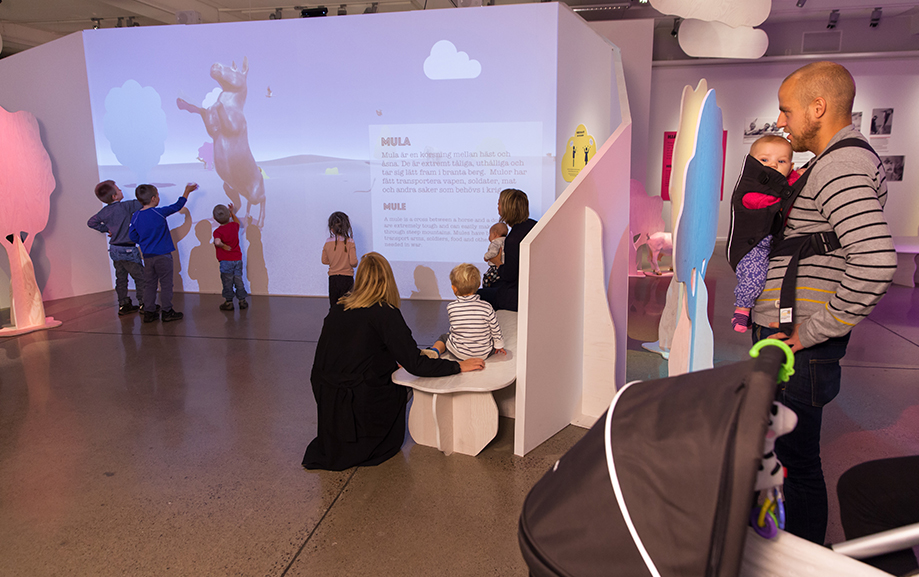 Bes&ouml;kare tar del av en digital sk&auml;rm d&auml;r man ser en stegrande h&auml;st.