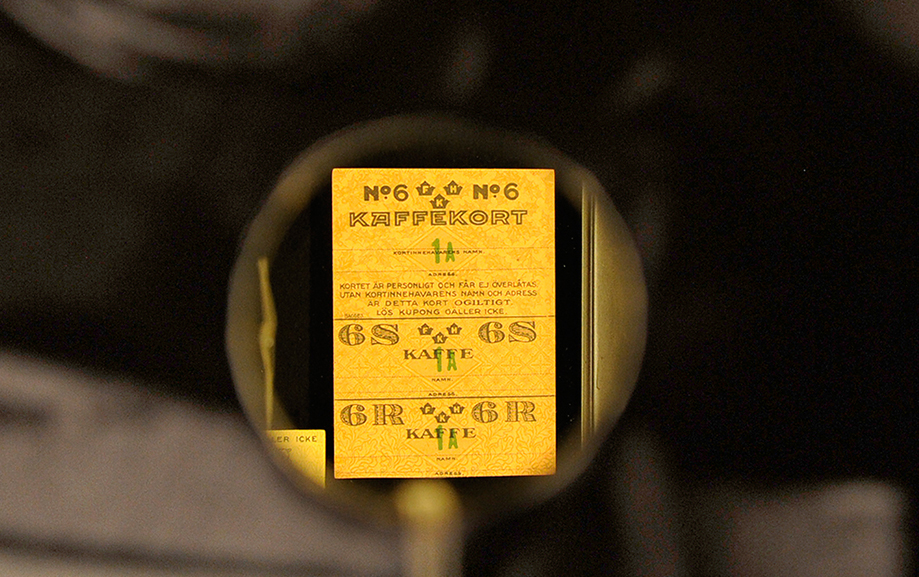 Ett gammalt gult kaffekort f&ouml;r att f&aring; ut sin ranson kaffe under kriget.