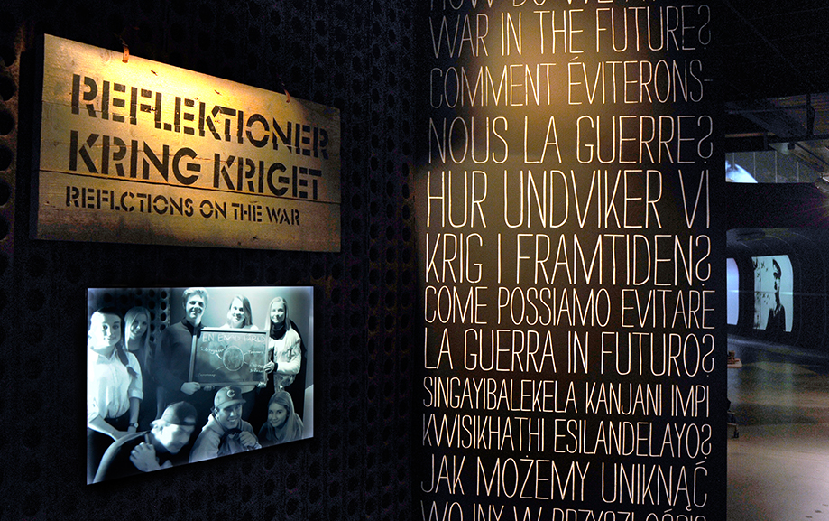 "Reflektioner kring kriget" st&aring;r det p&aring; en v&auml;gg med en bild p&aring; glada ungdomar under. P&aring; en v&auml;gg invid st&aring;r det "Hur undviker vi krig i framtiden" p&aring; flera spr&aring;k.