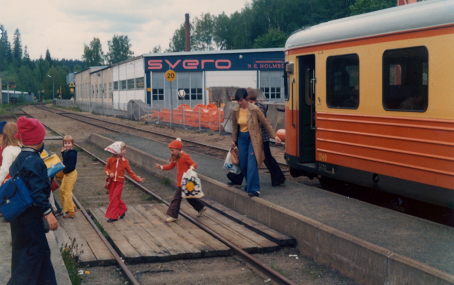 Personer g&aring;r &ouml;ver r&auml;lsen efter att ha klivit av ett gulr&ouml;tt t&aring;g.