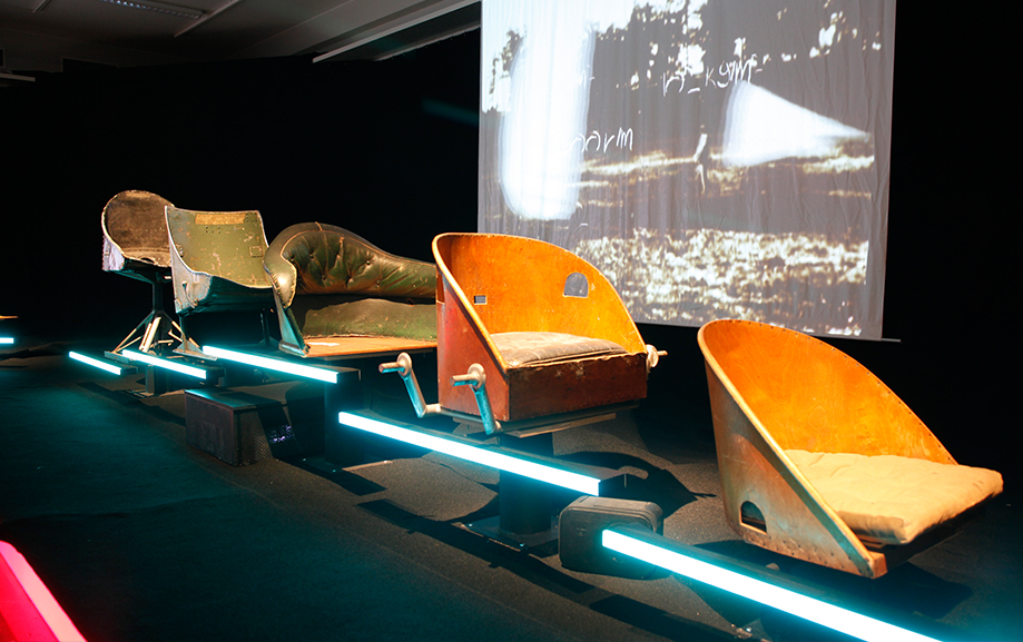 Flygplanstolens utveckling illustrerad av fysiska stolar p&aring; rad - fr&aring;n den enklaste tr&auml;stol till mer avancerade stolar.