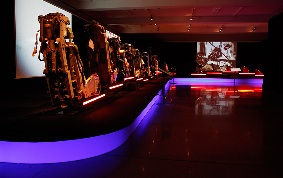 Flygplanstolens utveckling illustrerad av fysiska stolar p&aring; rad - fr&aring;n den enklaste tr&auml;stol till de mer avancerade stolar av i dag.