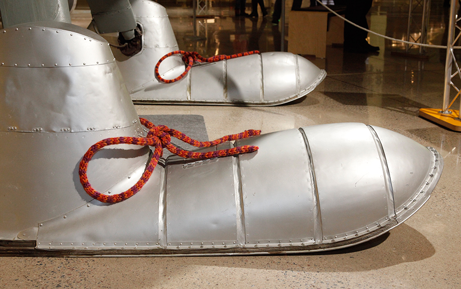 Tv&aring; silverf&auml;rgade skor som till en j&auml;tte kompletta med stickade skosn&ouml;ren. "Skorna" &auml;r egentligen pontoner som anv&auml;nds som anv&auml;nds som monteras i st&auml;ll under flygplan som beh&ouml;ver lyfta fr&aring;n eller f&aring; st&ouml;d vid g&aring;ng p&aring; vatten.