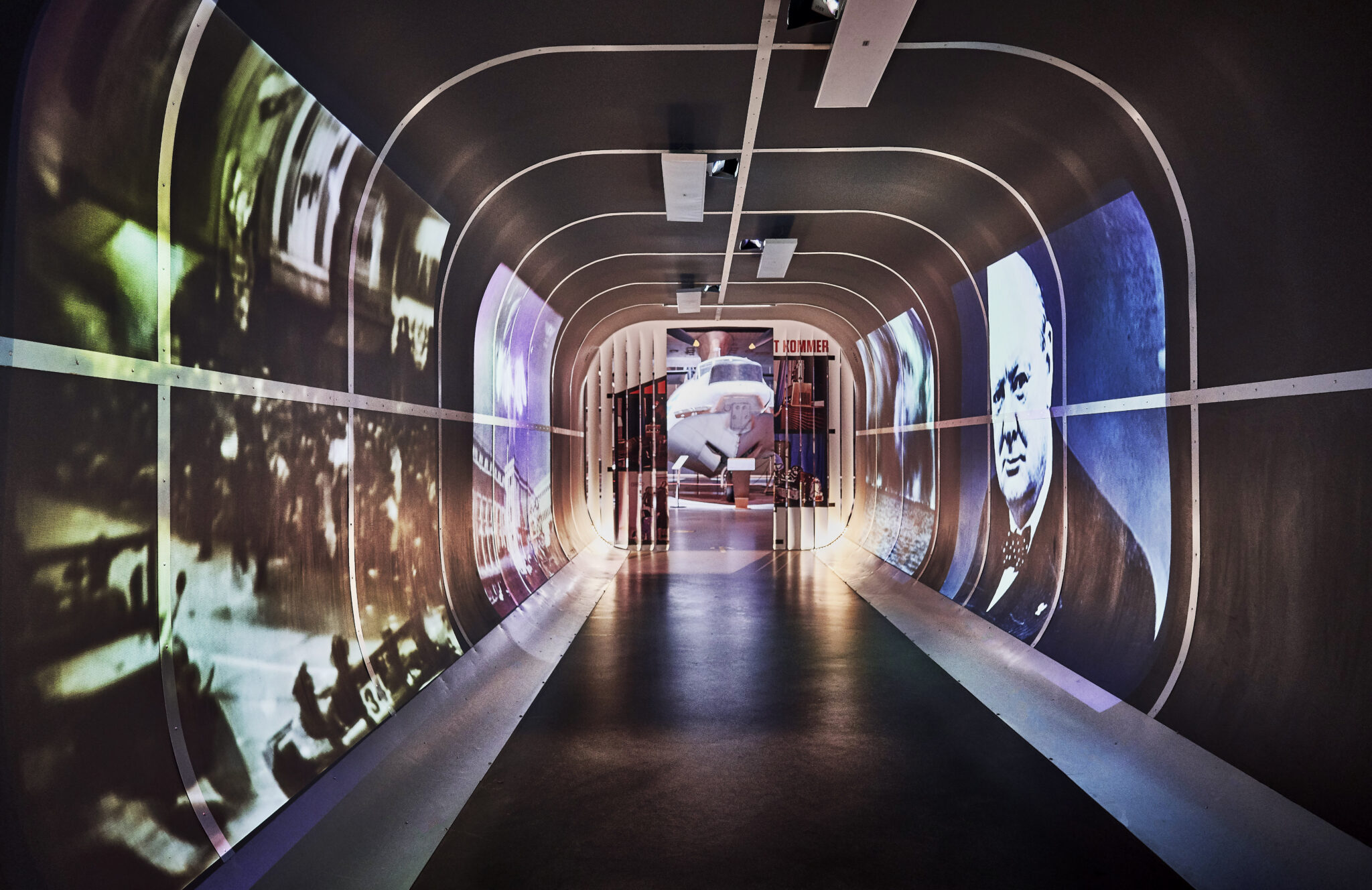 Portal till utst&auml;llningen kalla kriget med diverse gamla foton fr&aring;n den tiden p&aring; v&auml;ggarna.