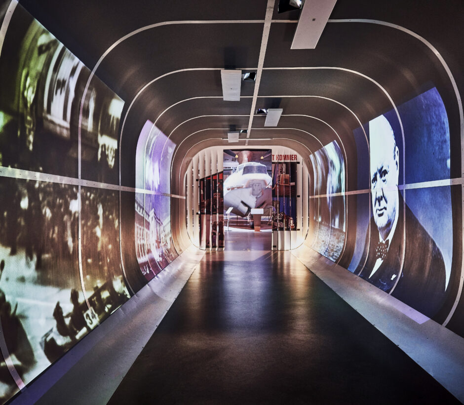 Portal till utst&auml;llningen kalla kriget med diverse gamla foton fr&aring;n den tiden p&aring; v&auml;ggarna.