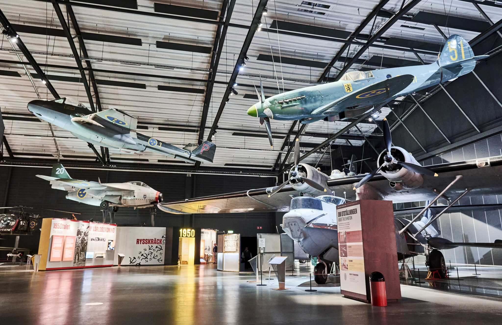 Flera flygplan upph&auml;ngda i taket att kolla p&aring; under en del av utst&auml;llningen om Kalla kriget.