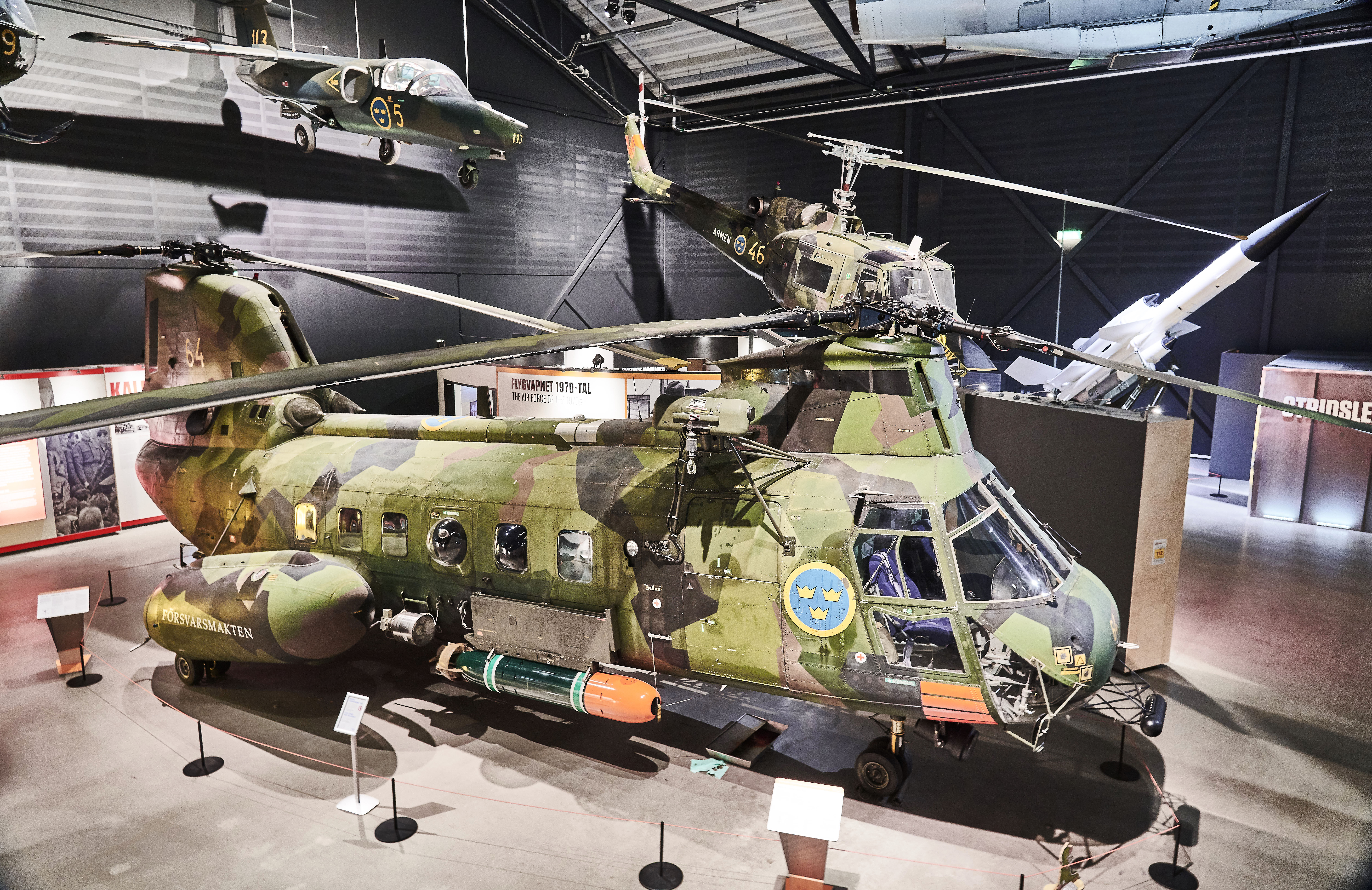 Helikopter HKP4, en kamouflagef&auml;rgad helikopter med flygvapnets bl&aring;gula vapen med tre kronor p&aring; sidan.