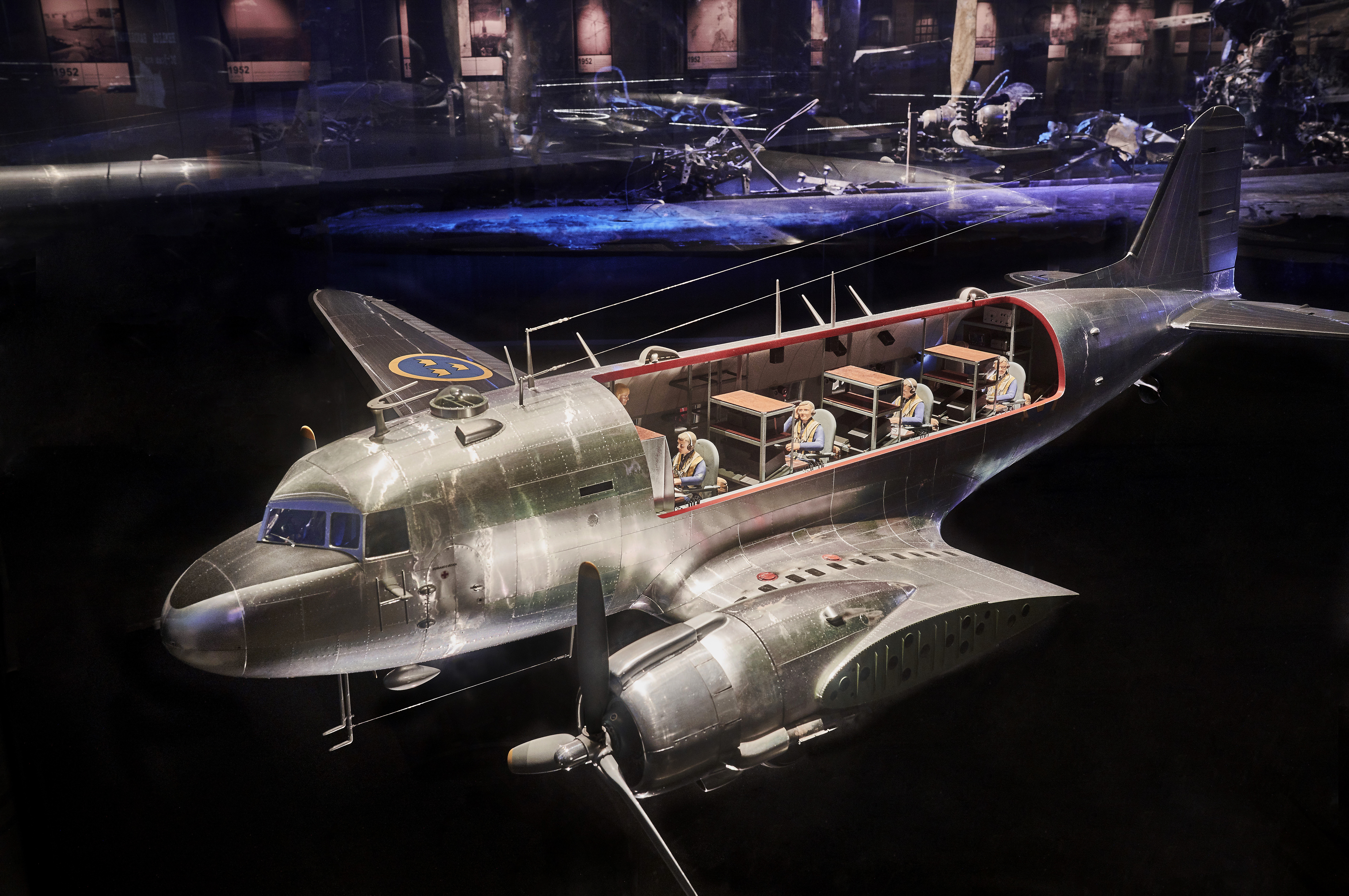 Modell av DC-3an hur den s&aring;g ut f&ouml;re kraschen och var passagerarna satt.