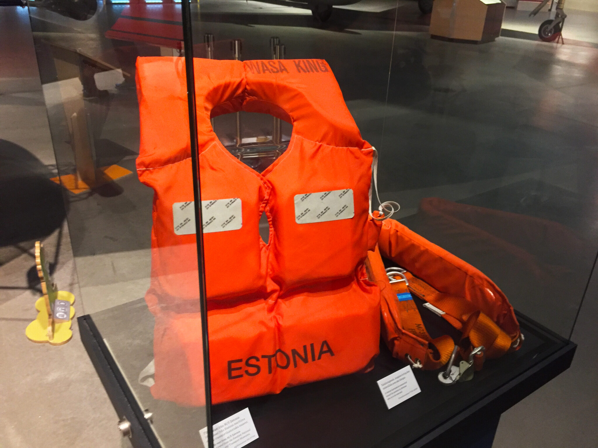 En orange flytv&auml;st med texten Estonia.