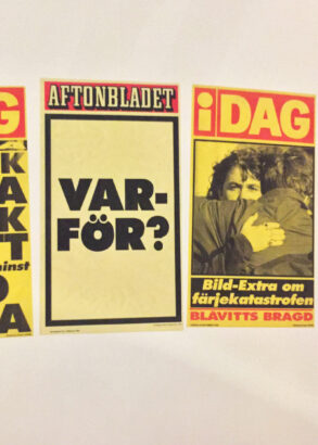 Fyra l&ouml;psedlar fr&aring;n svenska tidningar uppsatta bredvid varandra. De handlar om Estoniakatastrofen 1994, med rubriker som "Svensk f&auml;rja sj&ouml;nk i natt &ndash; minst 800 d&ouml;da", "VARF&Ouml;R?", "Bl&aring;vitts bragd" och "Sverige s&ouml;rjer alla de d&ouml;da". L&ouml;psedlarna har tydliga f&auml;rger i r&ouml;tt, gult och svart.