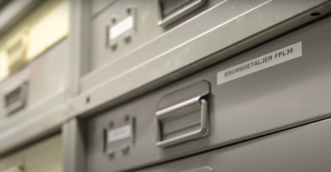 Utdragbara l&aring;dor i pl&aring;t, en av dem &auml;r m&auml;rkt "Bromsdetaljer".