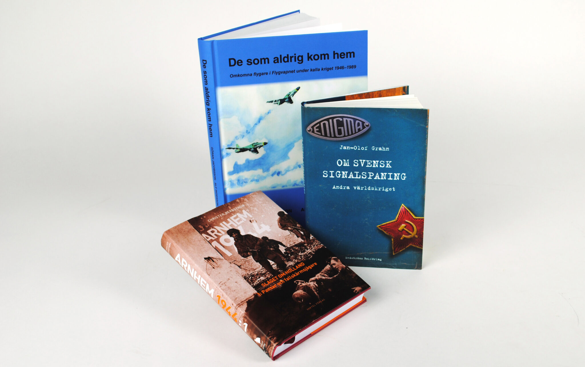 Tv&aring; st&aring;ende b&ouml;cker och en liggande om flygplan som du kan hitta i museibutiken