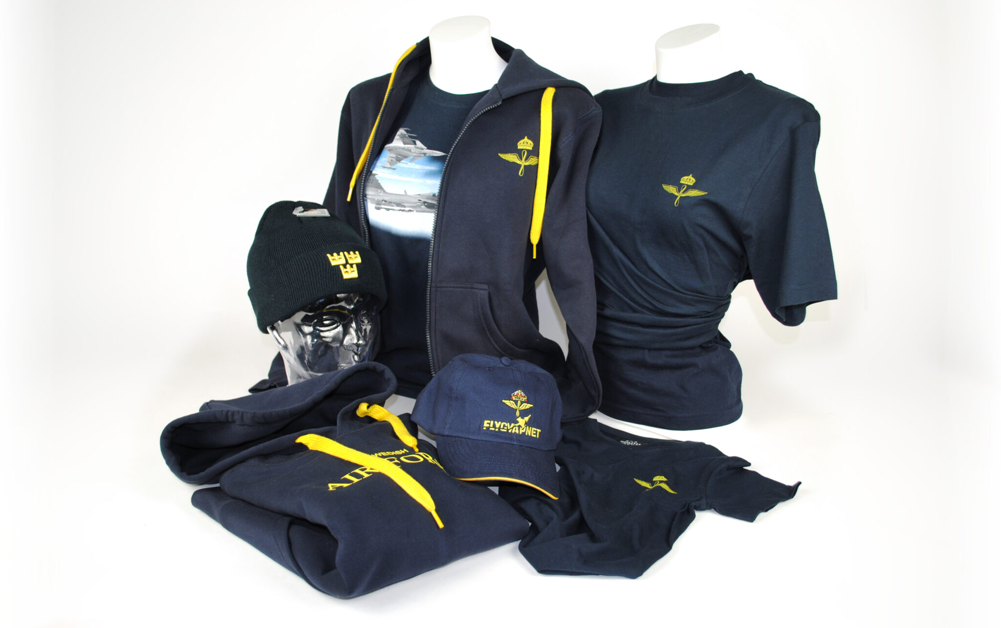 M&ouml;rkbl&aring; t-shirtar, kepsar, huvtr&ouml;jor med flygvapnets gula symbol p&aring;.