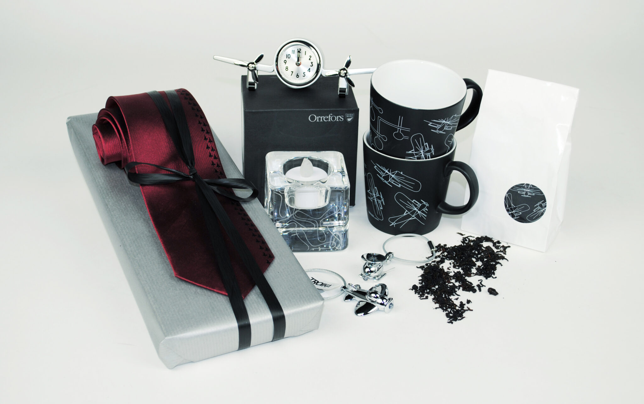 En svart slips med r&ouml;tt motiv, tv&aring; svarta muggar, en bordsklocka i form av ett flygplan och en ljuslykta med mera &auml;r saker du kan hitta i museibutiken