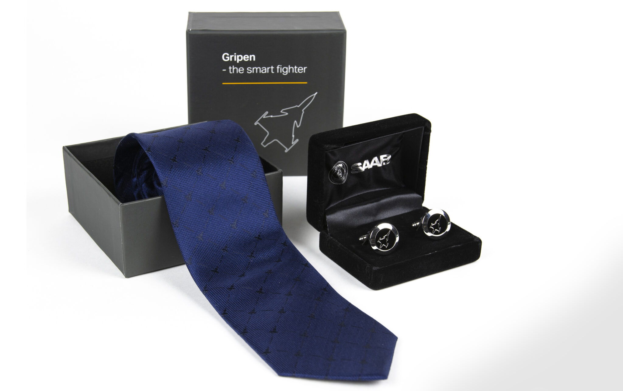 En bl&aring; slips i en svart presentf&ouml;rpackning, bredvid &auml;nnu en svart presentask med manschettknappar med flygvapnet p&aring;