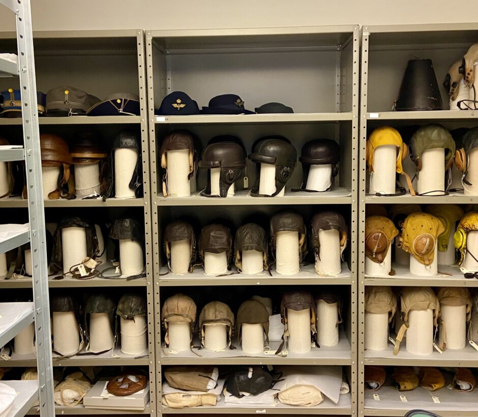 I textilmagasinet finns hyllor med olika slags pilotm&ouml;ssor i skinn och textil uppsatta p&aring; hatth&aring;llare.