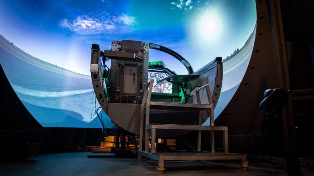 Simulatorn Saab 105 / SK 60 står redo i väntan på nästa flygare. En trappa upp till "cockpit"