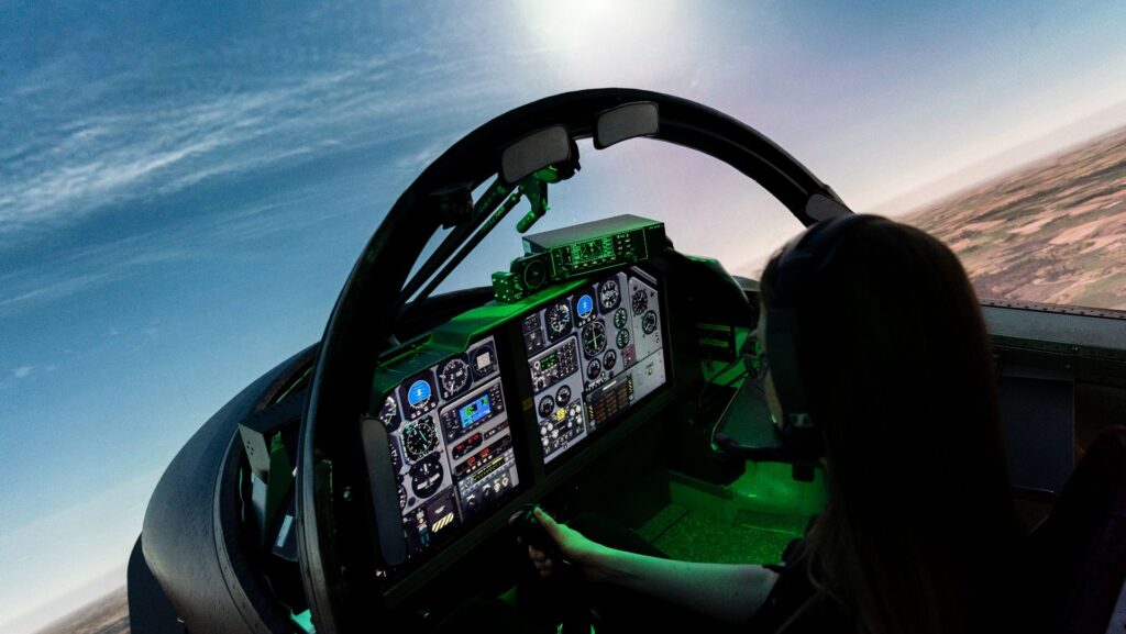 En besökare testar får Saab 105 / SK 60-simulator