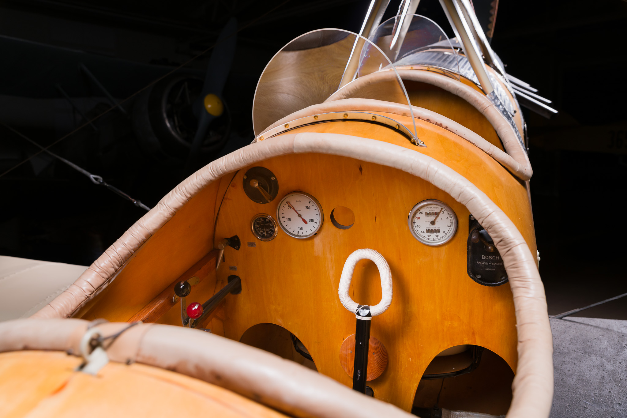 En instrumentpanel i tr&auml;.