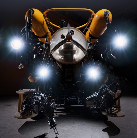 En gul enmansubåt, Mantis, består av en stor tubformad kapsel med två hydrauliska robotarmar som styrs inifrån ubåten med en joystick.