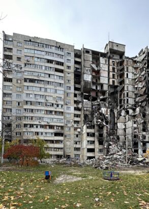 Ett bombat flerfamiljshus p&aring; &ouml;ver tio v&aring;ningar.