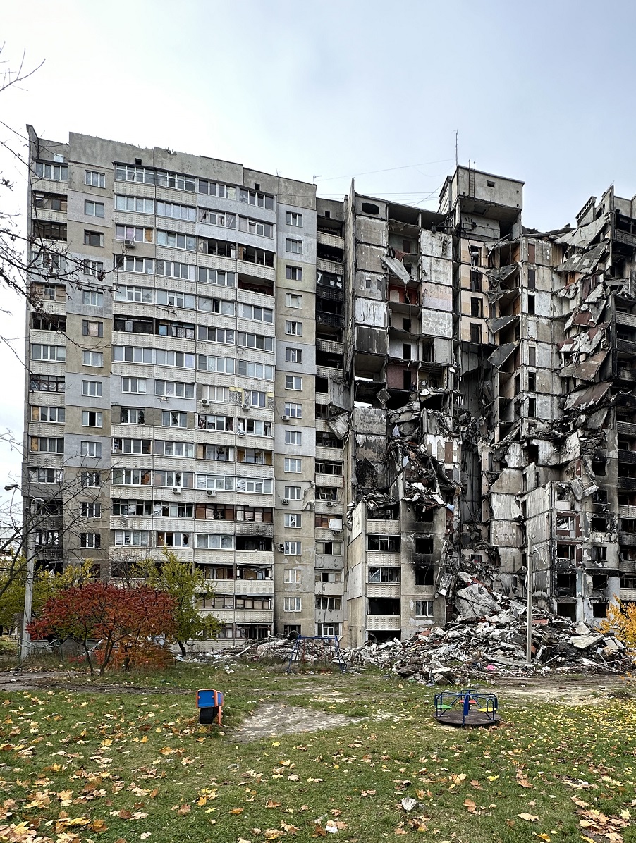 Ett bombat flerfamiljshus p&aring; &ouml;ver tio v&aring;ningar.