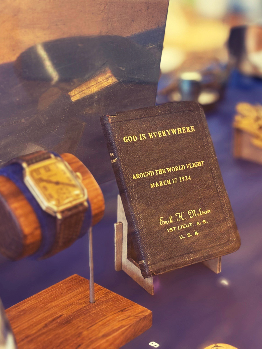 "God is everything" st&aring;r det p&aring; en brun skinnbekl&auml;dd bok i en glasmonter. Bredvid ett armbandsur med brunt l&auml;derarmband.