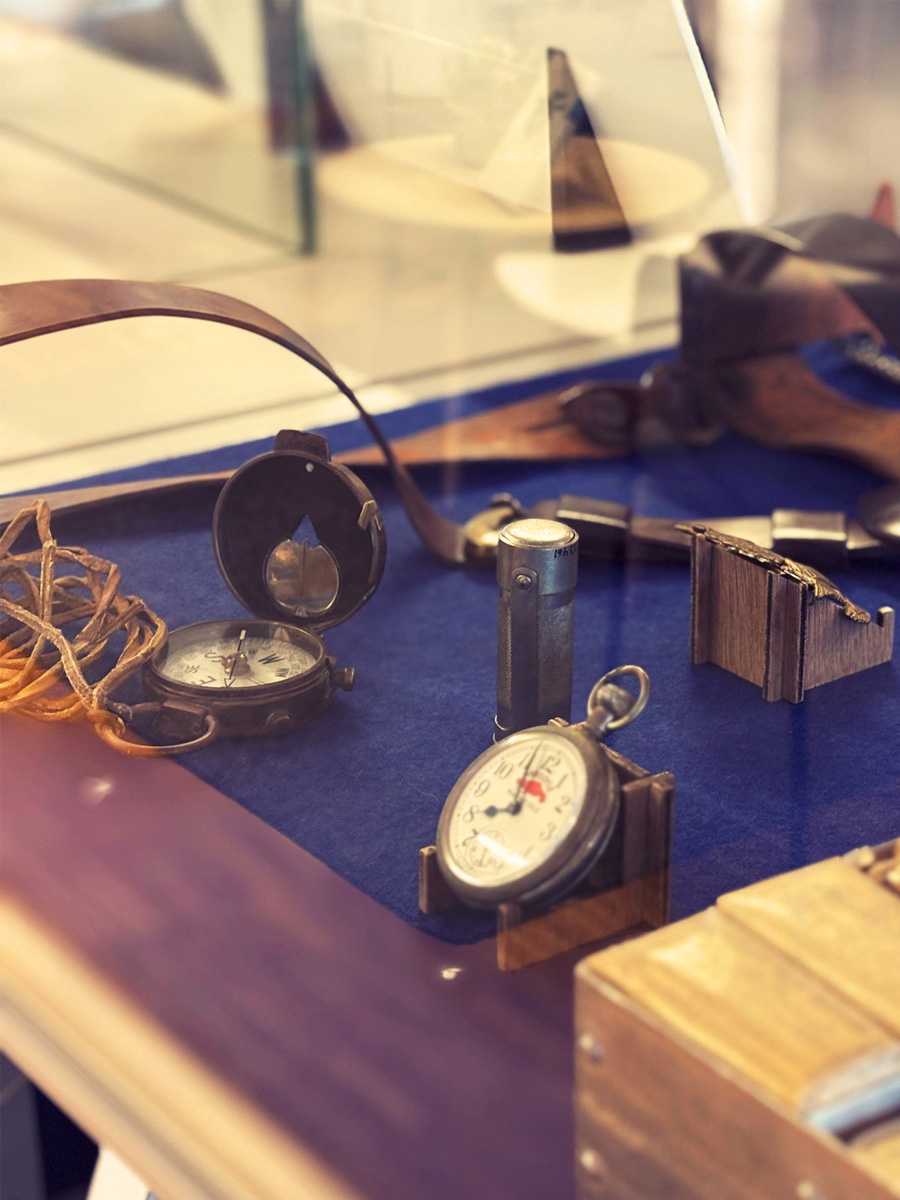 En n&auml;rbild p&aring; en glasmonter med souvenirer fr&aring;n den jordenruntflygning som Erik Nelson deltog i.