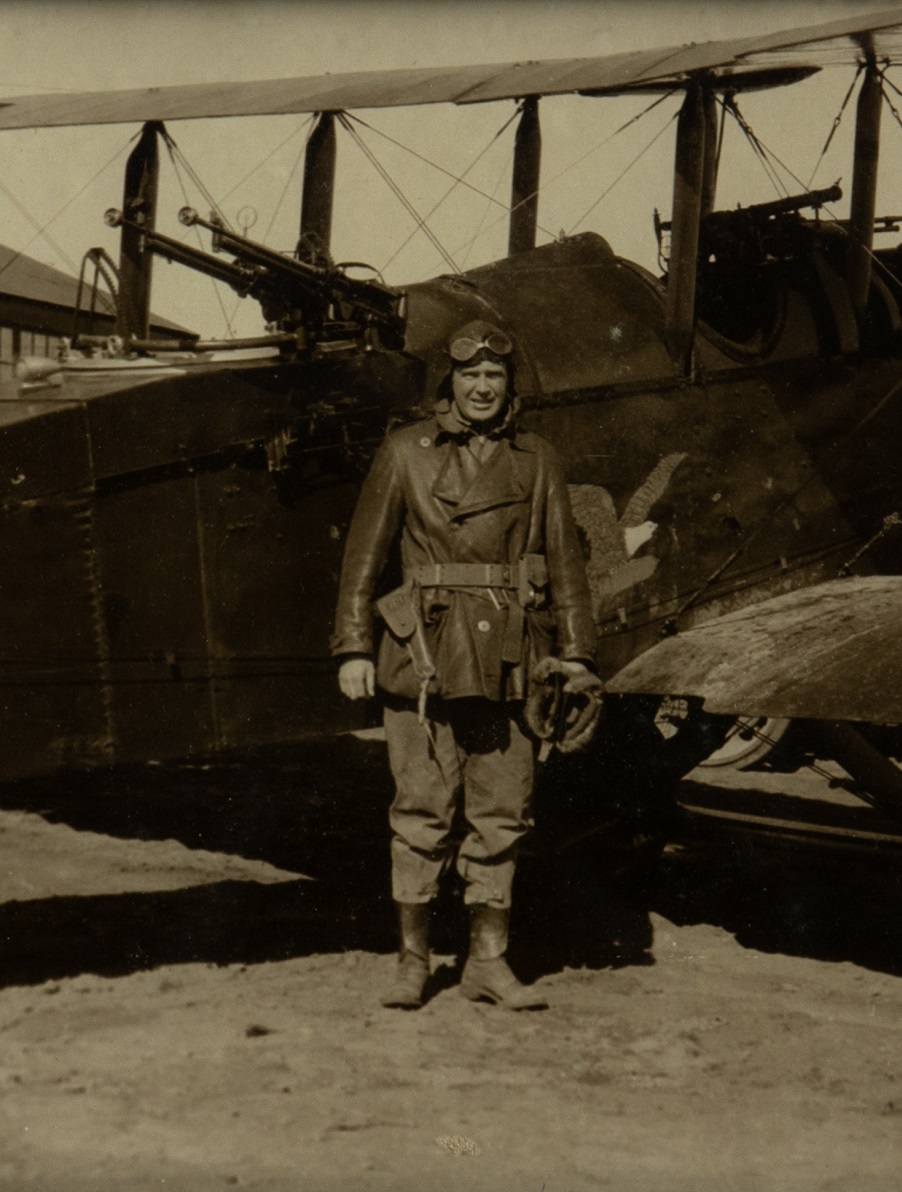 En svartbild p&aring; Erik Nelson i flygarkl&auml;der framf&ouml;r ett flygplan.