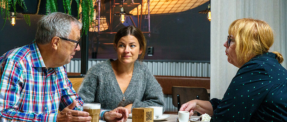 Tre bes&ouml;kare sitter ner och fikar i museets restaurang Aviat&ouml;ren