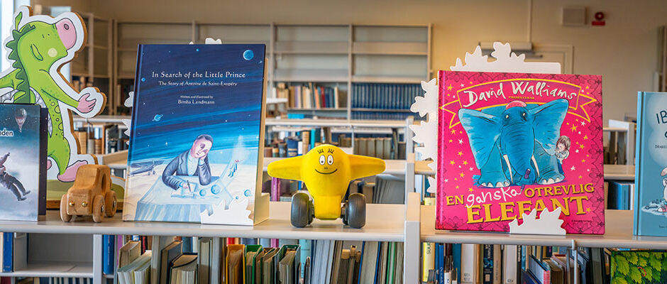 I barndelen av biblioteket finns hyllor fyllda med barnb&ouml;cker