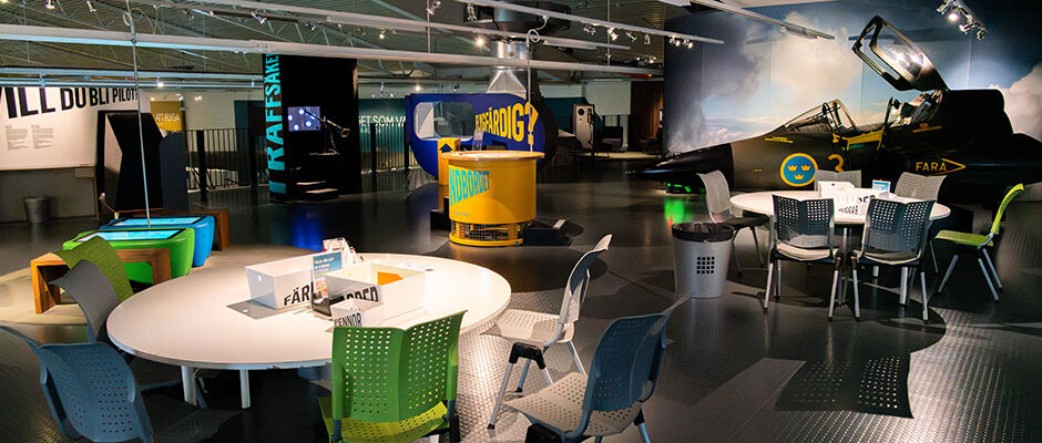 Vy fr&aring;n utst&auml;llningen flygf&auml;rdig med bland annat ett flygplan till h&ouml;ger i bild.