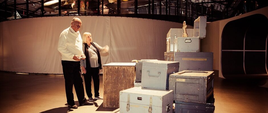 Tv&aring; vuxna bes&ouml;kare utforskar Flygvapenmuseum