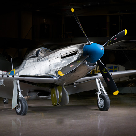 Ett litet silverf&auml;rgat plan med propellern framtill.