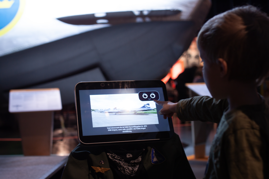 AI-roboten Elsa kan visa både bild och film på sin skärm för att svara på besökarnas frågor